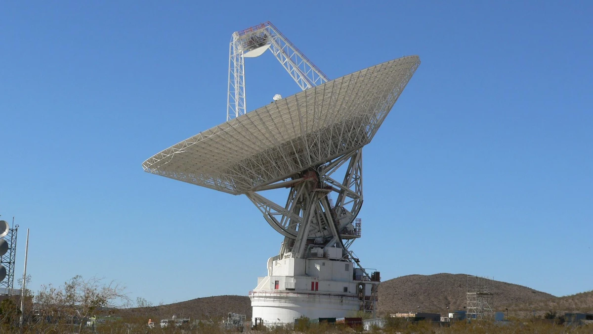 The existing 70-metre Mars antenna at Goldstone, part of NASA’s Deep Space Network; contextual ground infrastructure, not Blue Origin’s new orbiter